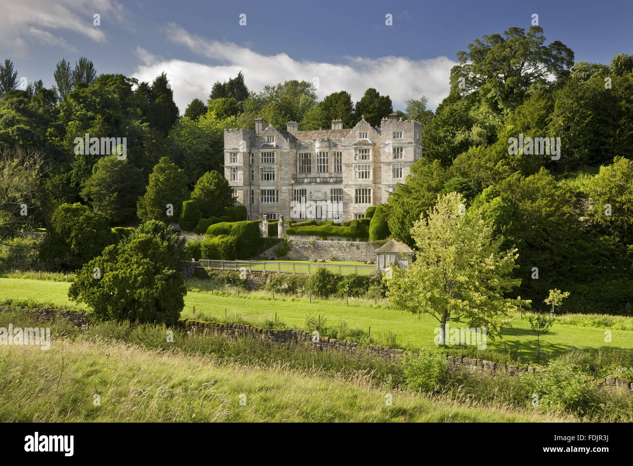 L'esterno di Fountains Hall costruito tra il 1598 e il 1611 che è stato in parte costruito con pietre dalle rovine di Fountains Abbey, North Yorkshire. Foto Stock