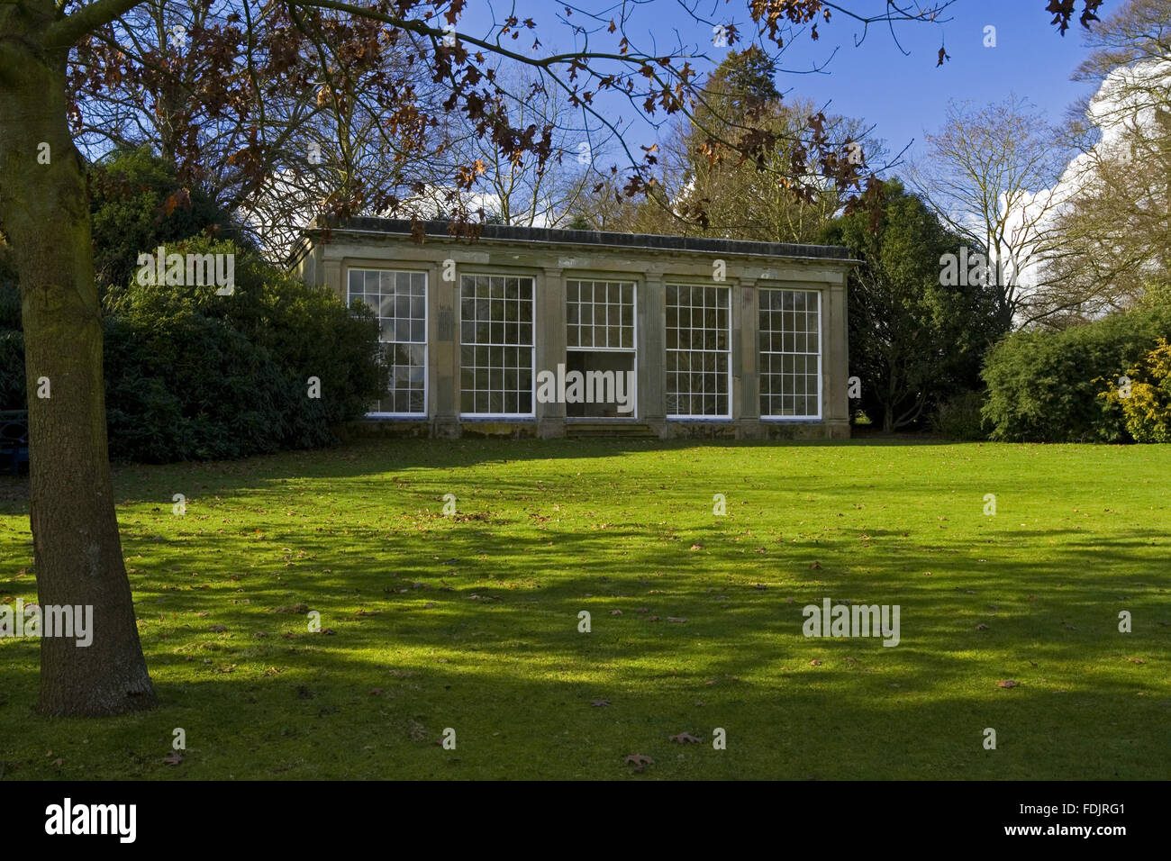 L'Orangery nel giardino in primavera a Kedleston Hall, Derbyshire. L'Orangerie è stato progettato da George Richardson nel 1799 e costruito nel 1800-01. Foto Stock