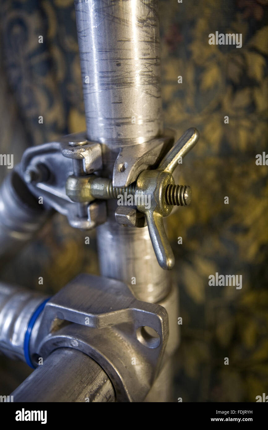 Parte della torre ponteggio contro un arazzo background a Knole, Kent. Il ponteggio viene utilizzato per agevolare il distacco del re Giacomo II letto per la conservazione. Foto Stock