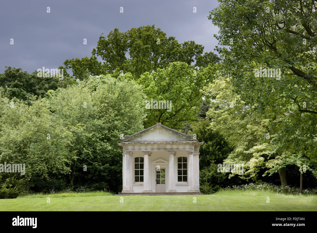 Il Tempio dorico, o il tempio di Pan, nel parco di Osterley, Middlesex. Il tempio fu costruito nella prima metà del XVIII secolo e fu parte del giardino formale a nord-ovest della casa. Foto Stock