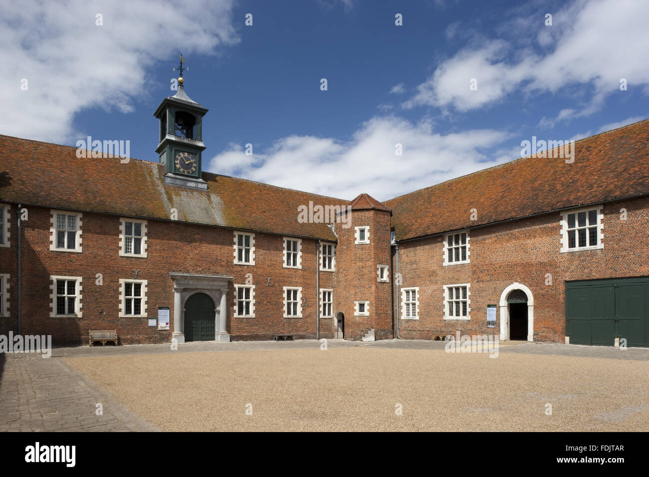 Il courtyard stabile a Osterley, Middlesex. Una stabile esisteva qui in Elizabethan volte ma gli edifici attuali sono un diciottesimo secolo di adattamento utilizzando i vecchi mattoni e muratura in pietra dell'originale. La gamma del nord con la torre dell'orologio contiene la Foto Stock