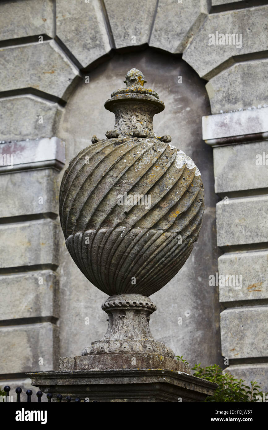 Pietra ornamentale urn sulla facciata a Petworth House, West Sussex. Foto Stock