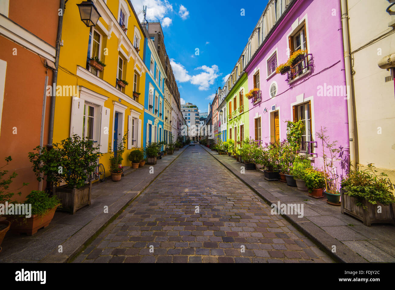 Strada residenziale e case, Parigi, Francia Foto Stock