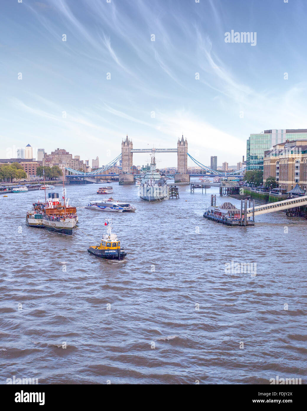 Barche che navigano sul Tamigi con l'HMS Belfast e Tower Bridge, Londra, Inghilterra, Regno Unito Foto Stock