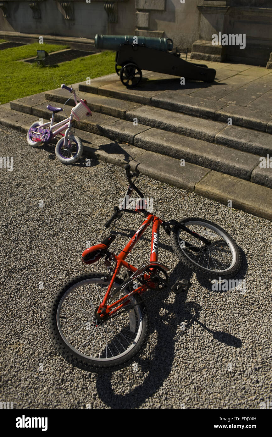 Bici ragazzi, con un cannone, fuori al Tribunale di Firenze, Co. Fermanagh, Irlanda del Nord. Foto Stock