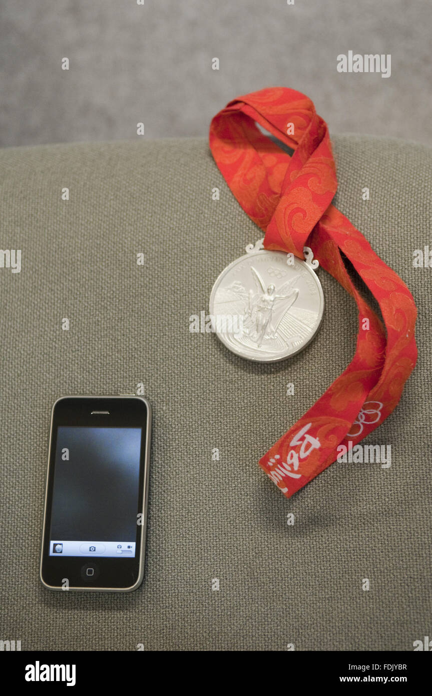 Olimpico medaglia d'argento per 470 vela ha vinto da Joe Glanfield nel 2008 Olimpiadi di Pechino, essendo mostrata in una lezione pranzo presso Heelis. Foto Stock