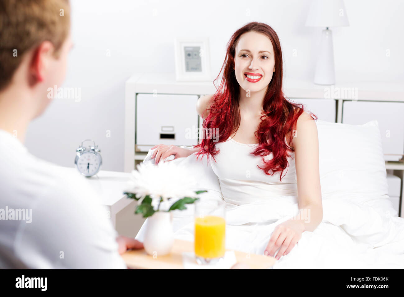 Bella coppia Giovane avente la colazione a letto Foto Stock