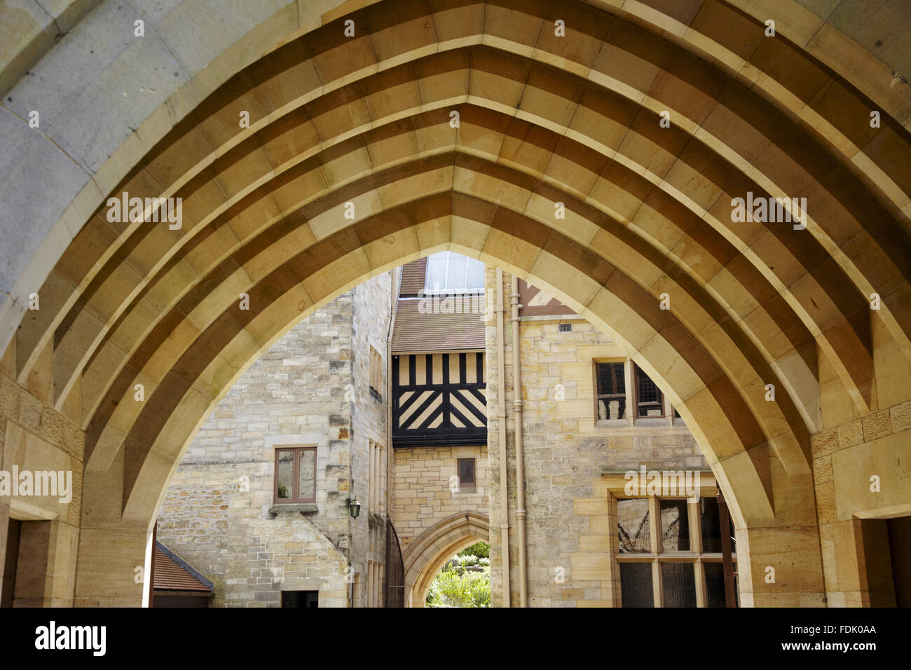 Arco a sesto acuto l'entrata a Cragside, Northumberland, la casa dell'industriale William Armstrong. La casa originale fu costruito nel 1863 ma ulteriori estensioni, compresi quelli di Richard Norman Shaw dal 1869 in poi, ha creato la casa come si vede oggi. Foto Stock