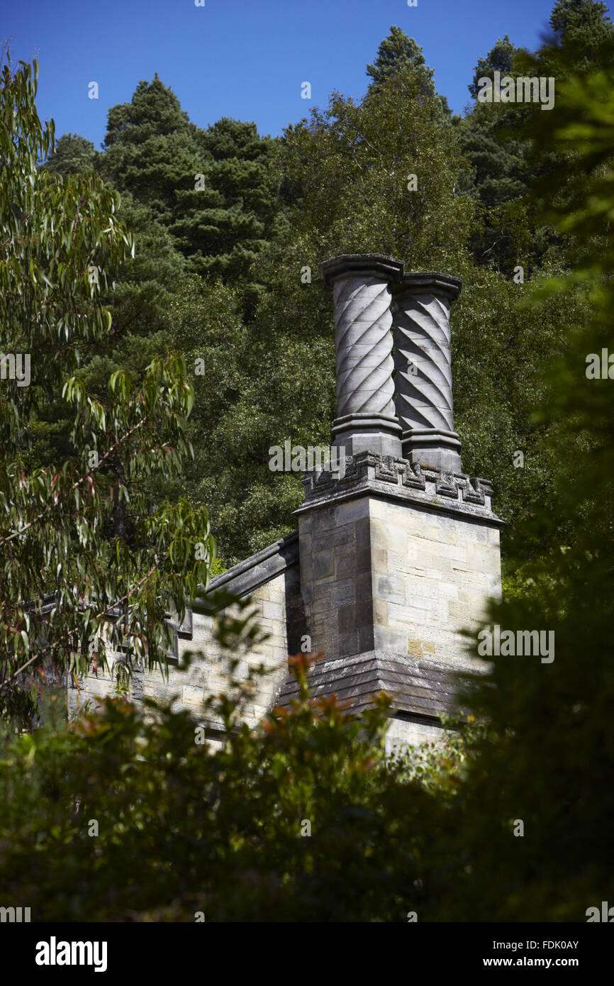 Camino a Cragside, Northumberland, la casa dell'industriale William Armstrong. La casa originale fu costruito nel 1863 ma ulteriori estensioni, compresi quelli di Richard Norman Shaw dal 1869 in poi, ha creato la casa come si vede oggi. Foto Stock