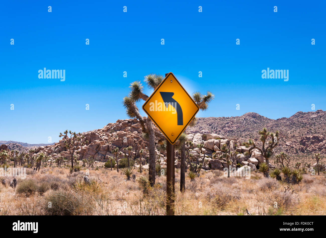 Curva di segno di avvertimento nel deserto, STATI UNITI D'AMERICA Foto Stock