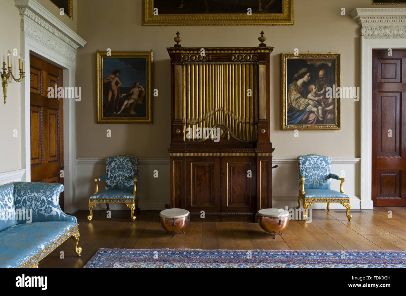 La Sala della Musica a Kedleston Hall, Derbyshire. La stanza della musica è stato progettato da Robert Adam nel 1760, e questa vista mostra l'organo 1765 e la coppia di tamburi bollitore. Foto Stock