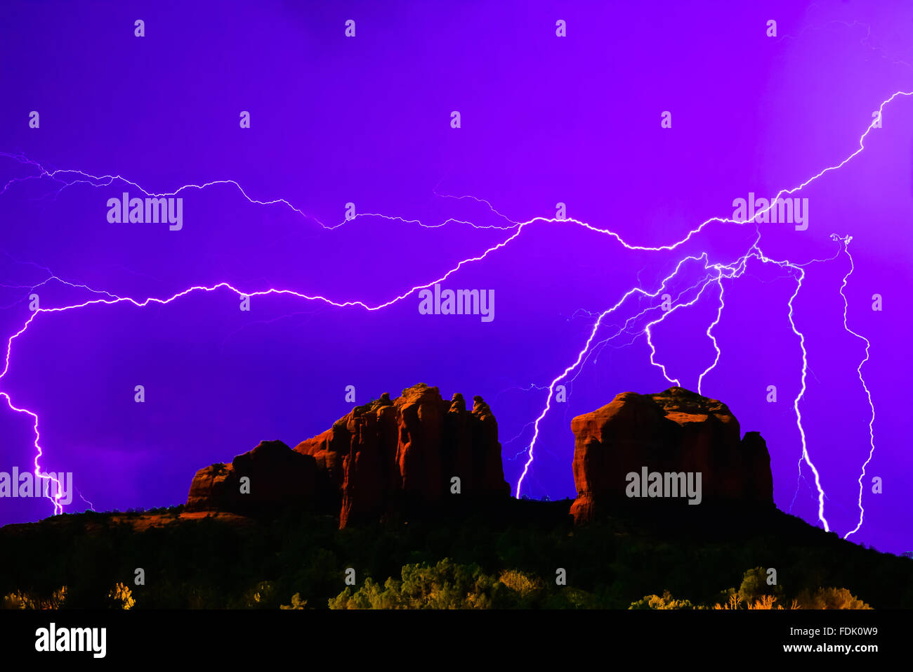 Illuminazione sulla roccia della cattedrale di Sedona, Arizona, Stati Uniti Foto Stock
