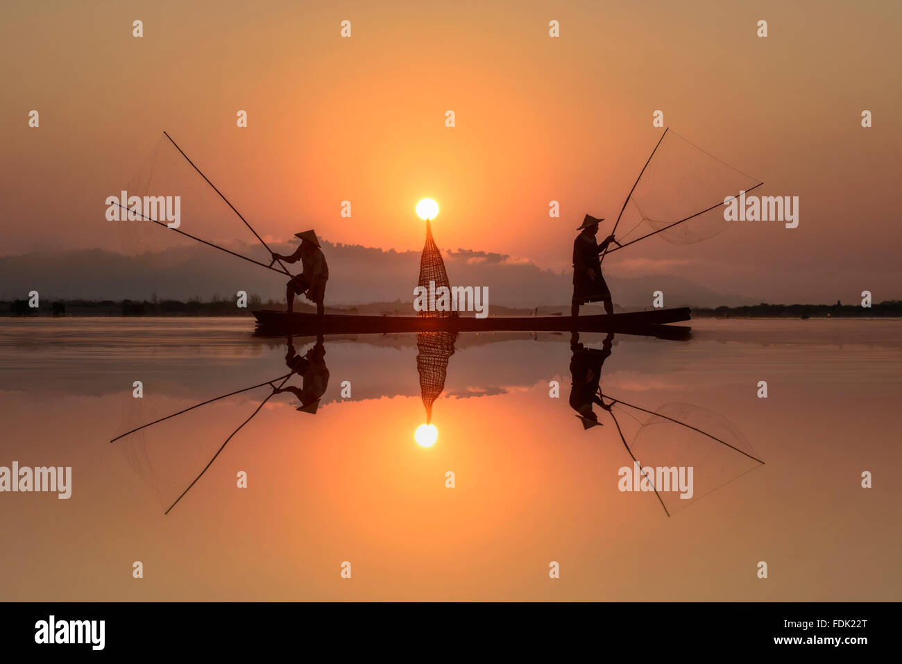 Fisherman pesca nel fiume Mekong, Thailandia Foto Stock