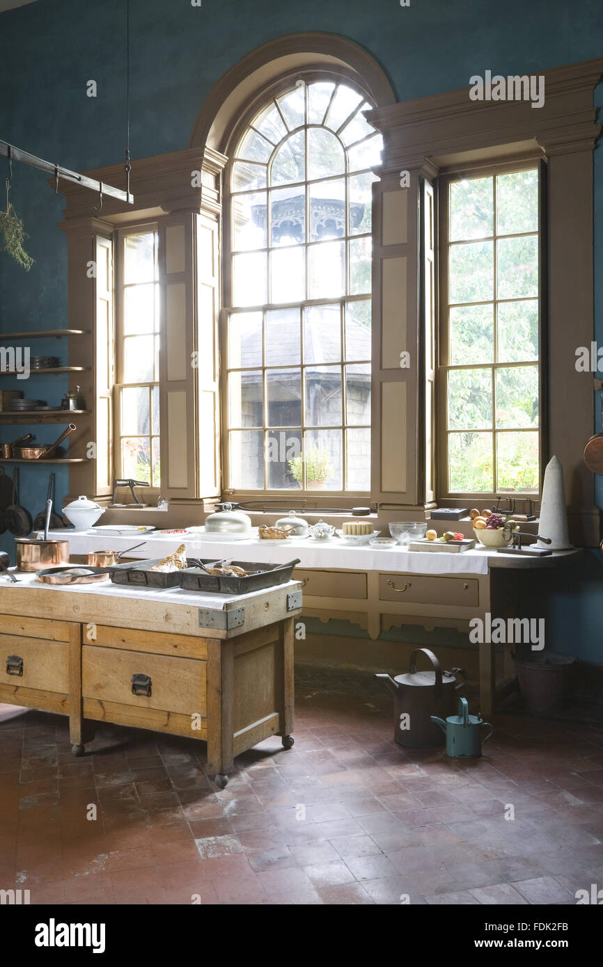 La nuova cucina costruito nei primi 1770s a Erddig, Wrexham, Galles, guardando verso la grande finestra veneziana e la tabella di preparazione. Foto Stock