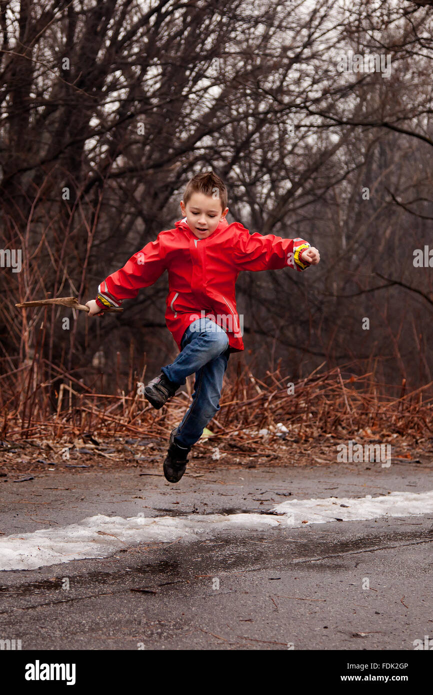 Boy jumping in strada Foto Stock