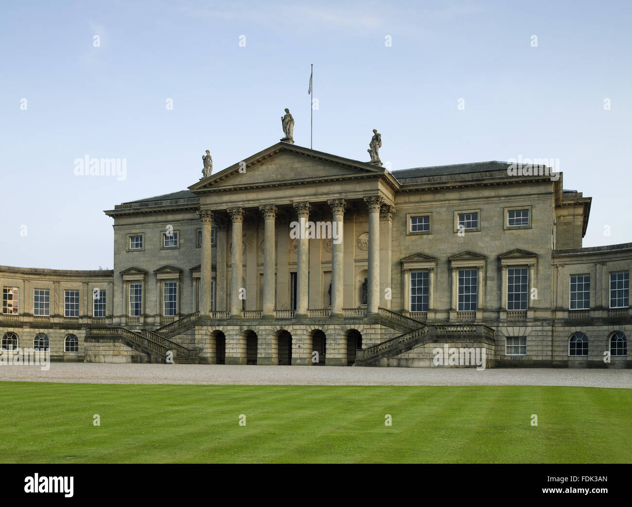 Il nord palladiano anteriore Kedleston Hall, Derbyshire. La casa è stata iniziata in 1759 da Paine e Brettingham, ma con Robert Adam tenendo su disegno del 1760. La parte anteriore del nord ha una massiccia pedimented portico con sculture classiche e ricurva corrido Foto Stock