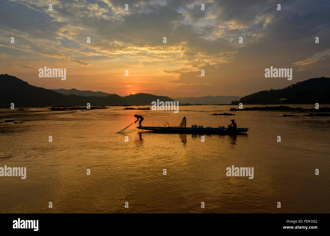 Due pescatori pesca, del fiume Mekong, Sangkhom, Thailandia Foto Stock