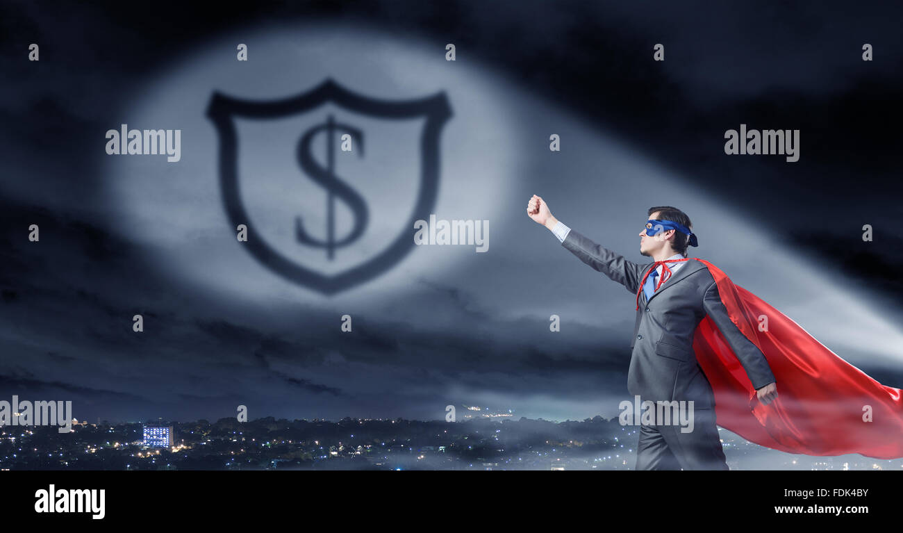 Giovani fiduciosi super imprenditore della maschera e mantello di notte Foto Stock