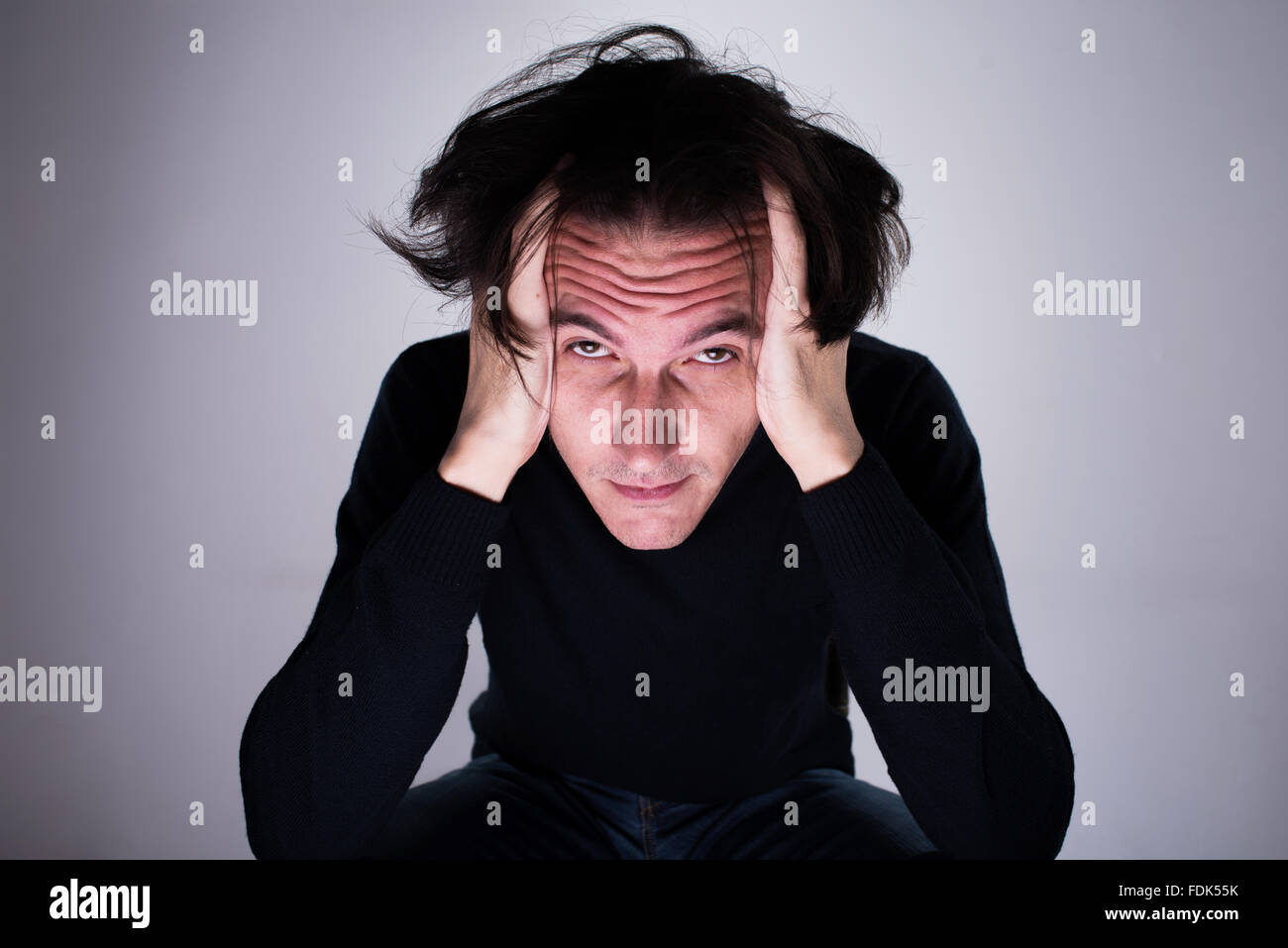 Premuto man mano tesa in capi Foto Stock