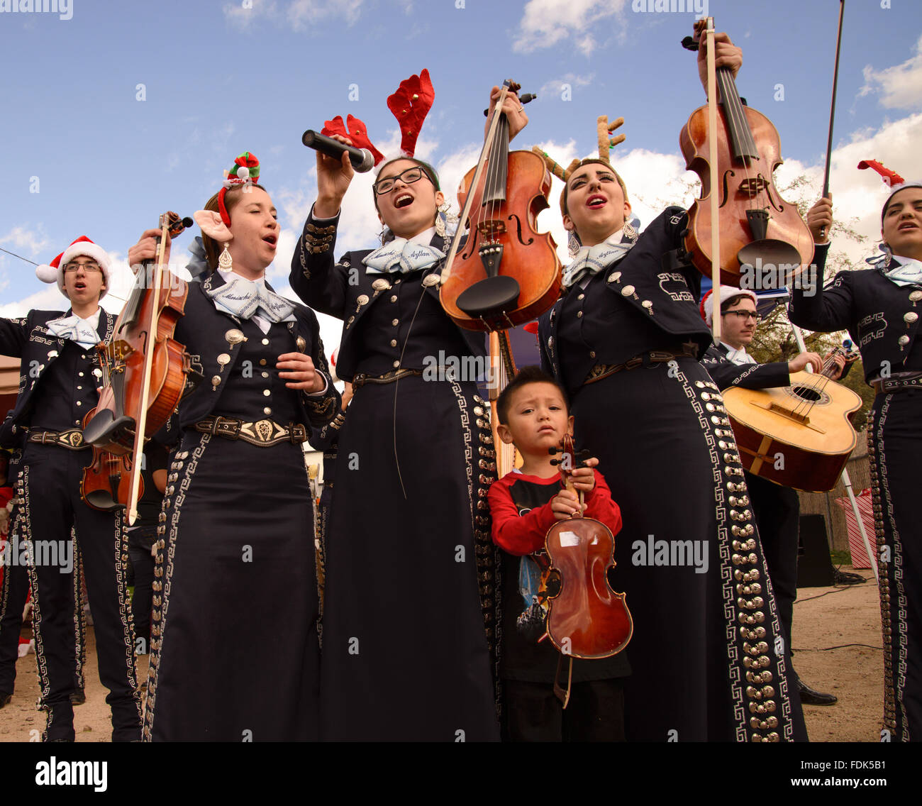 Mariachi de Aztlan Pueblo High School esegue in Barrio Anita in corrispondenza di un evento di Natale, Tucson, Arizona, Stati Uniti. Foto Stock