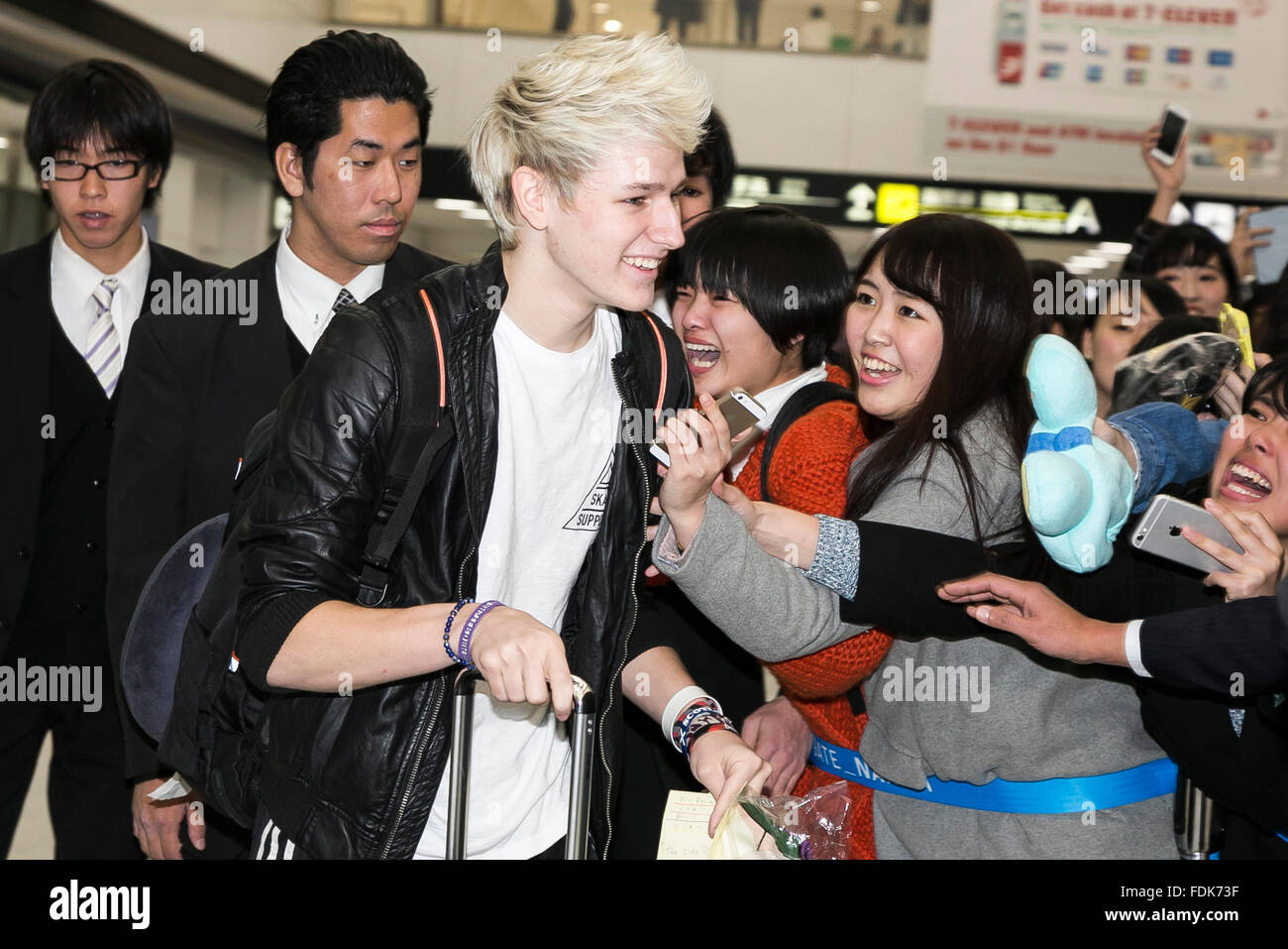 Drew Dirksen della marea arriva all'Aeroporto Internazionale Narita il 1 febbraio 2016, Narita, Giappone. Connor sfera era assente a causa di infortunio al ginocchio. La American pop rock band è venuto in Giappone per eseguire come un atto di apertura per le tomaie il cui concerto si terr il 3 febbraio a Tokyo. (Foto di Rodrigo Reyes Marin/AFLO) Foto Stock