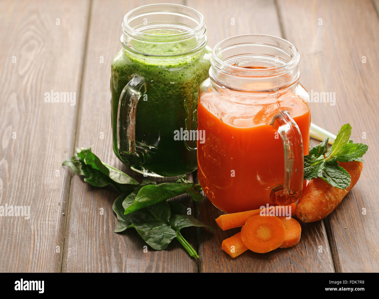 Fresco di succo di carota e succo di spinaci, sedano (frullati) Foto Stock