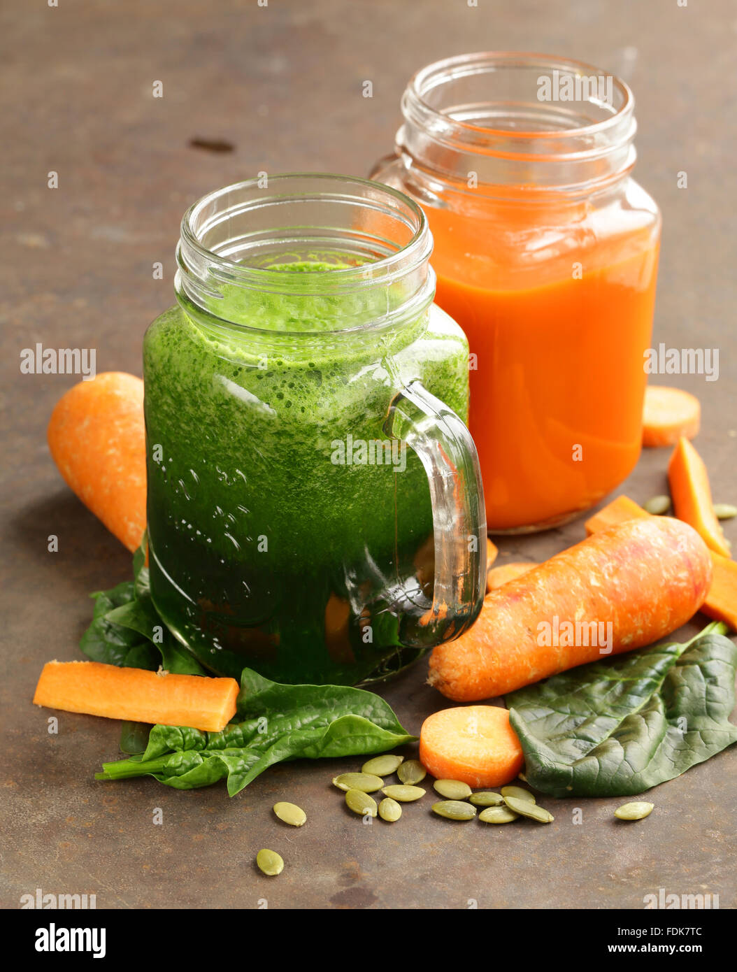 Fresco di succo di carota e succo di spinaci, sedano (frullati) Foto Stock