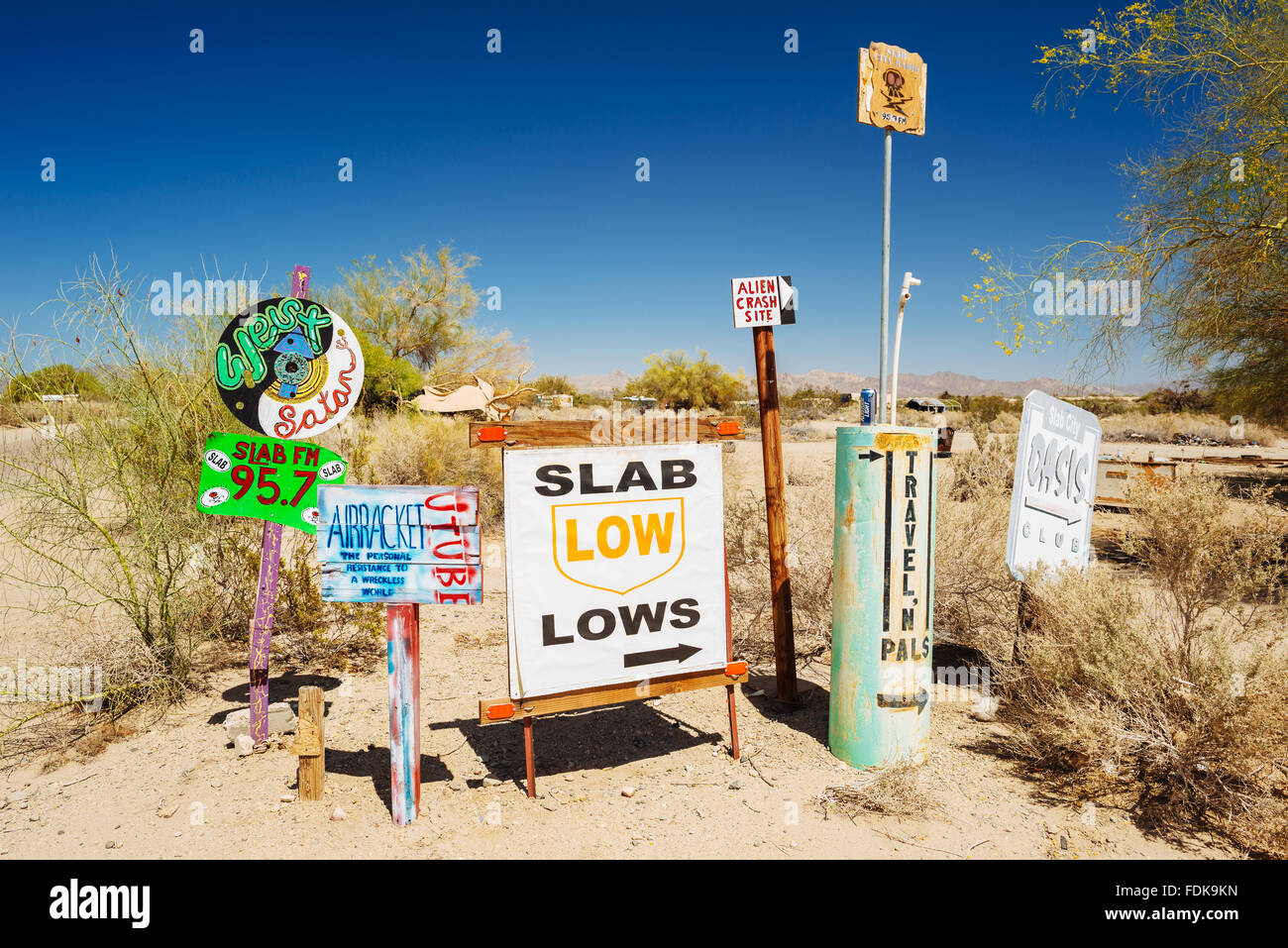 Segni che puntano a vari punti di interesse nella città di Soletta, California Foto Stock