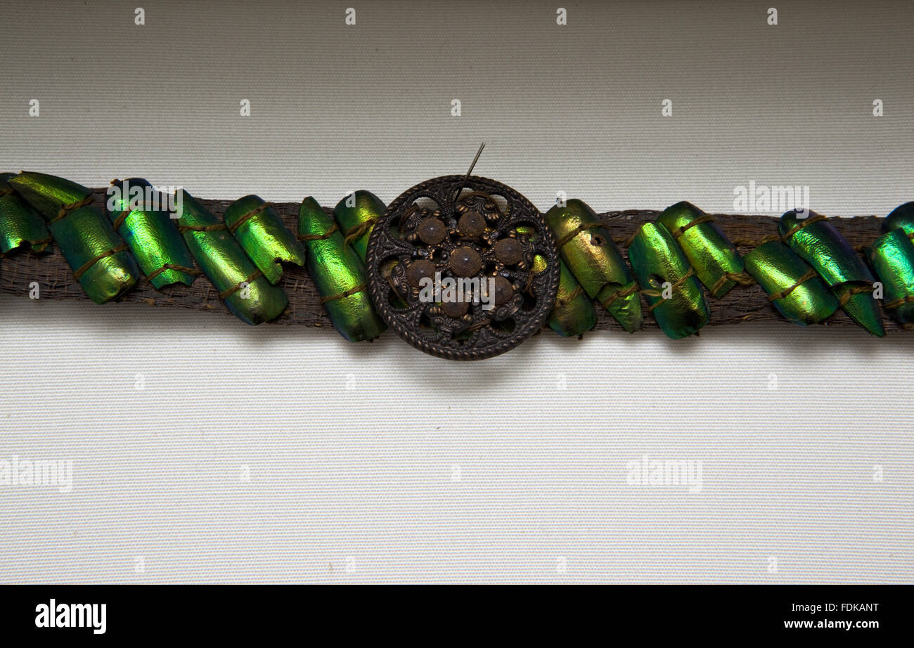 Filo di metallo di filetto di nastro decorato con beetle ali e di ottone al posto Smallhythe, Kent. Il nastro è stato indossato da Ellen Terry come Cordelia nel Re Lear. Foto Stock