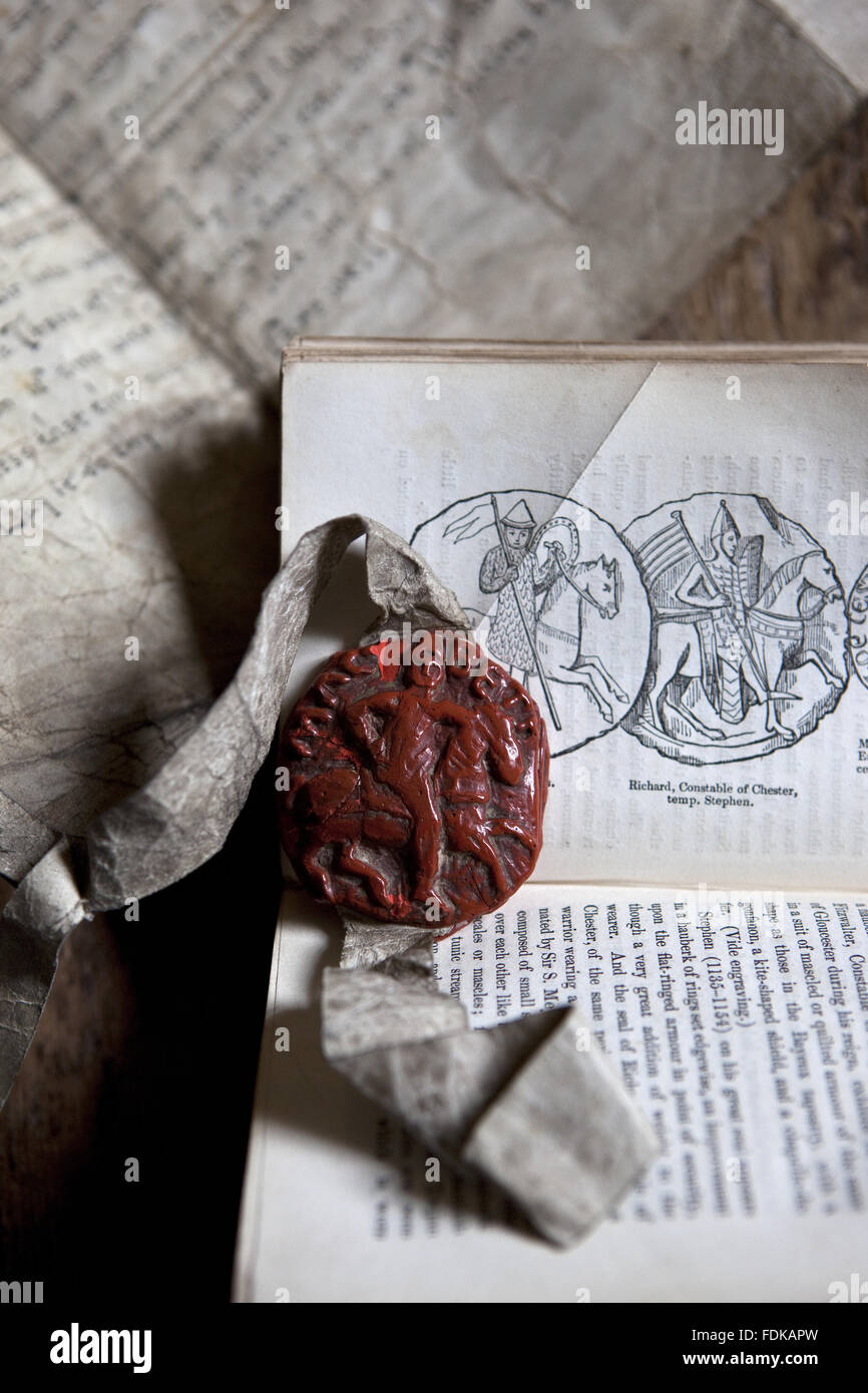 Un puntello utilizzato in 'Macbeth' con un sigillo rosso sulla base di un disegno preso da un libro di proprietà di Ellen Terry a Smallhythe Place, Kent. Foto Stock Un puntello utilizzato in 'Macbeth' con un sigillo rosso sulla base di un disegno preso da un libro di proprietà di Ellen Terry a Smallhythe Place, Kent. Foto Stock