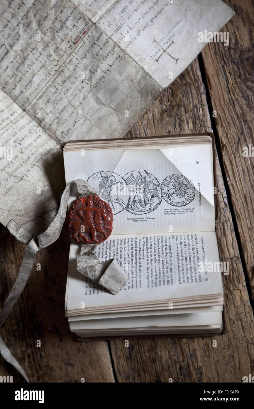 Un puntello utilizzato in 'Macbeth' con un sigillo rosso sulla base di un disegno preso da un libro di proprietà di Ellen Terry a Smallhythe Place, Kent. Foto Stock Un puntello utilizzato in 'Macbeth' con un sigillo rosso sulla base di un disegno preso da un libro di proprietà di Ellen Terry a Smallhythe Place, Kent. Foto Stock
