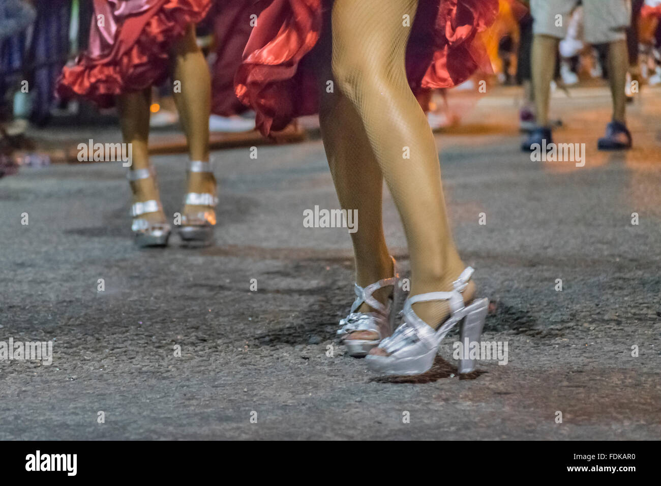 MONTEVIDEO, Uruguay, Gennaio - 2016 - Vista Inferiore colpo di donne ballerini gambe in parata inaugurale del carnevale di Montevideo, Urug Foto Stock
