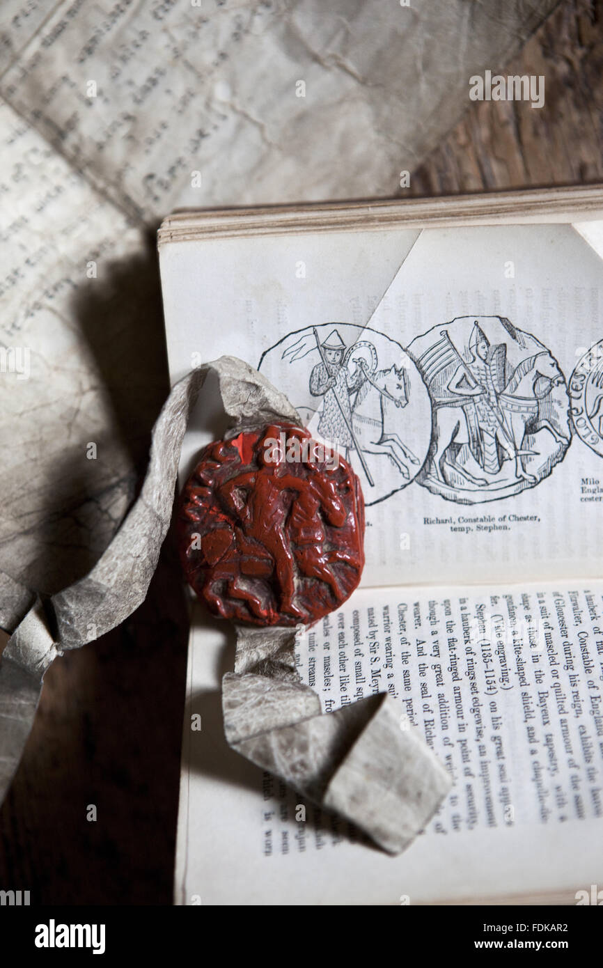 Un puntello utilizzato in 'Macbeth' con un sigillo rosso sulla base di un disegno preso da un libro di proprietà di Ellen Terry a Smallhythe Place, Kent. Foto Stock Un puntello utilizzato in 'Macbeth' con un sigillo rosso sulla base di un disegno preso da un libro di proprietà di Ellen Terry a Smallhythe Place, Kent. Foto Stock