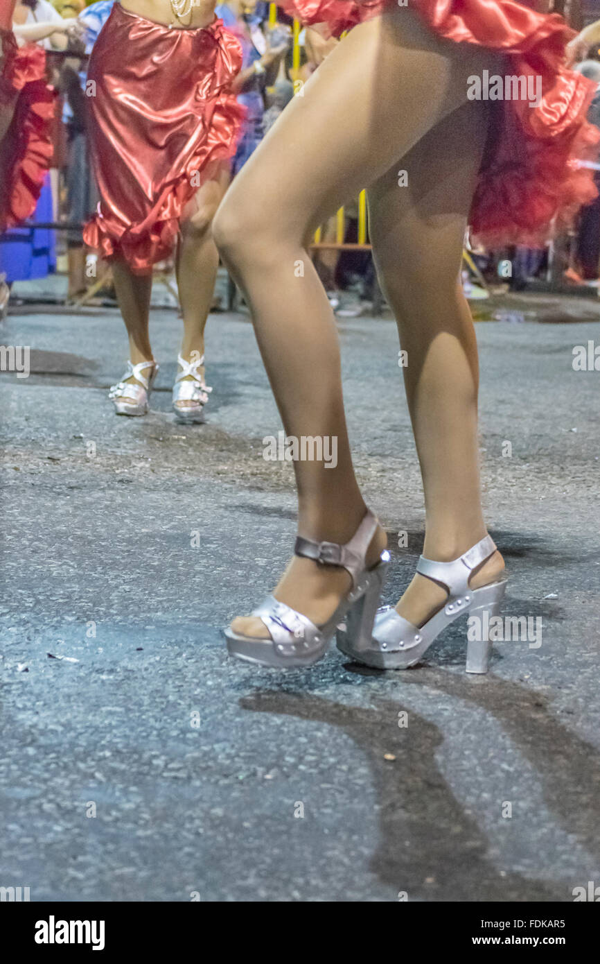 MONTEVIDEO, Uruguay, Gennaio - 2016 - Vista Inferiore colpo di donne ballerini gambe in parata inaugurale del carnevale di Montevideo, Urug Foto Stock