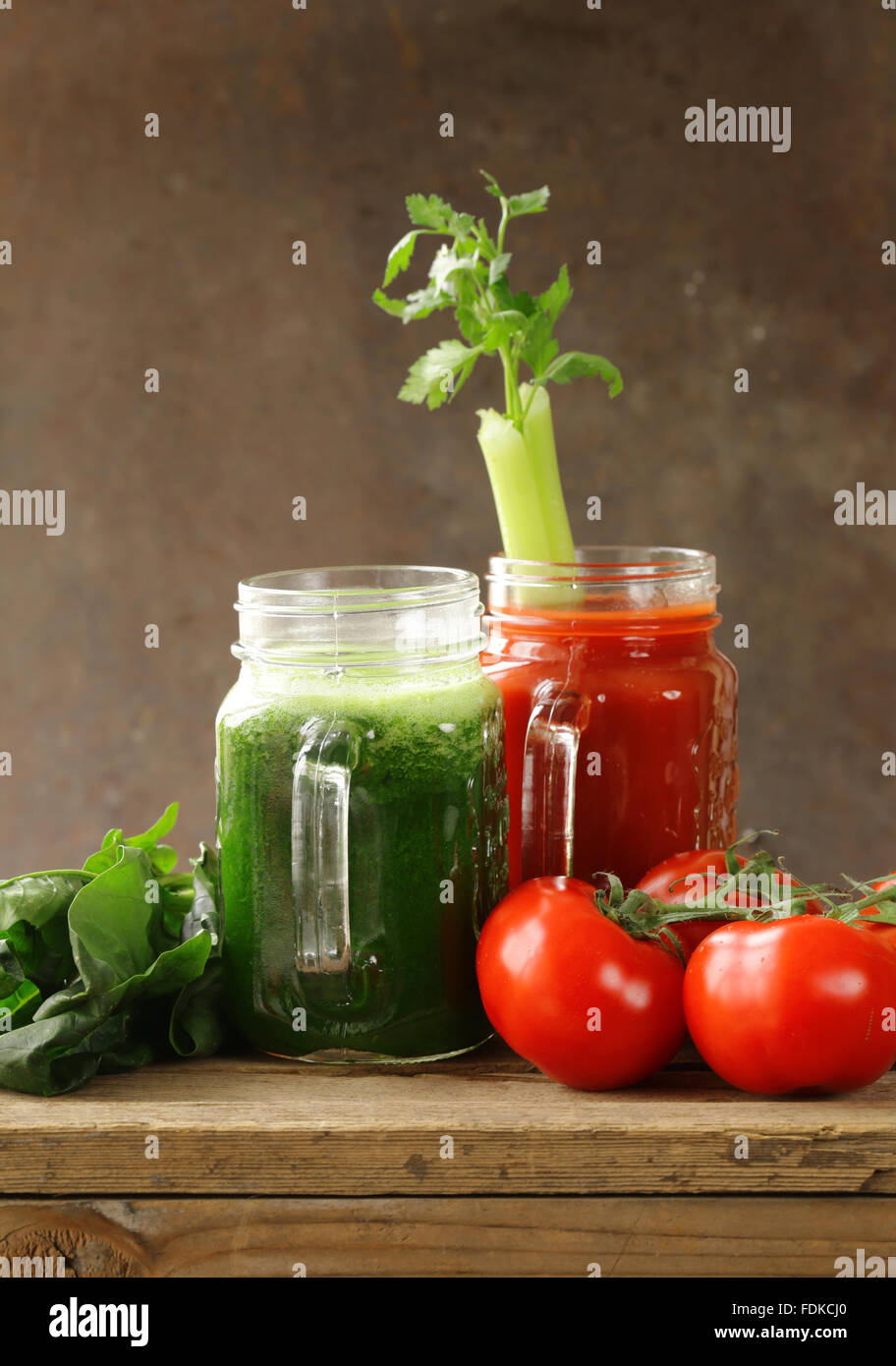 Fresco di succo di pomodoro e succo di spinaci, sedano (frullati), detox e cibo sano Foto Stock
