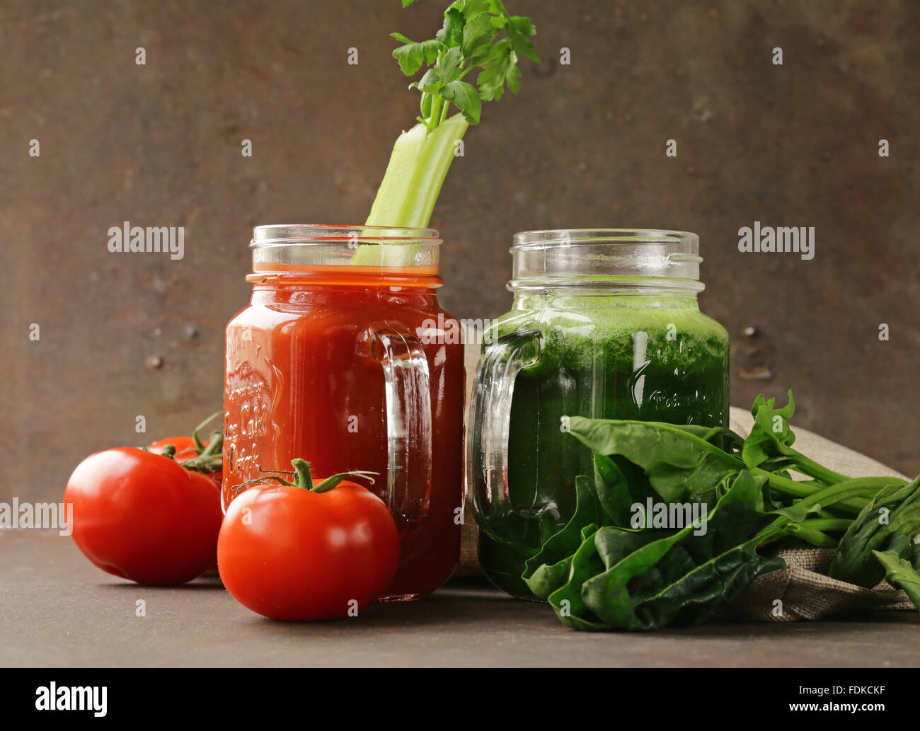 Fresco di succo di pomodoro e succo di spinaci, sedano (frullati), detox e cibo sano Foto Stock