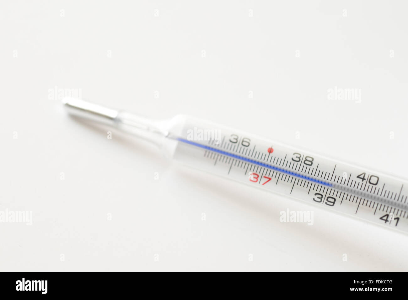 Termometro che indica la temperatura alta. Editor di enorme spazio. Foto Stock