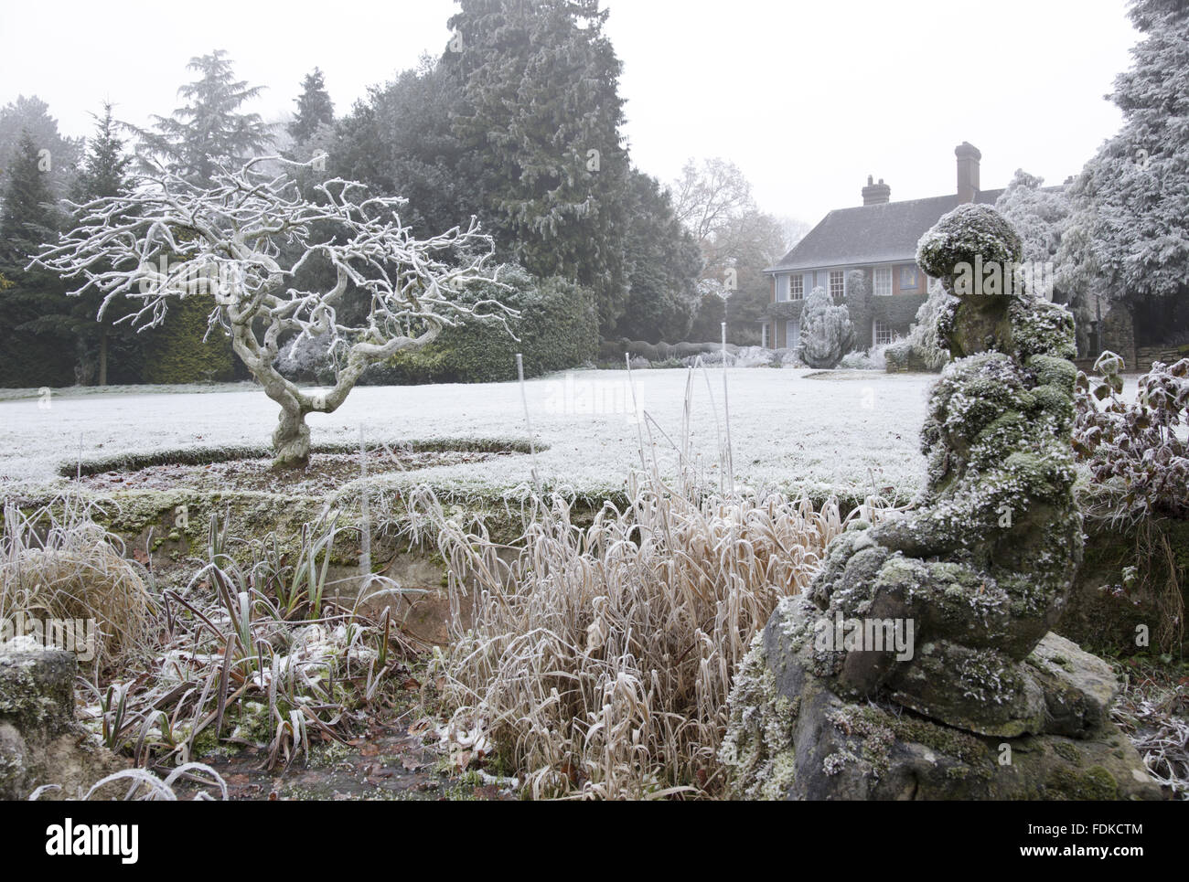 La casa e il giardino in inverno presso il Nuffield posto, Oxfordshire. La casa è stata progettata da Oswald Partridge Milne, un allievo di Lutyens, e costruito nel 1914. Il Nuffield posto era la casa di William Morris, Lord Nuffield, costruttore automobilistico, dal 1933 fino alla sua d Foto Stock
