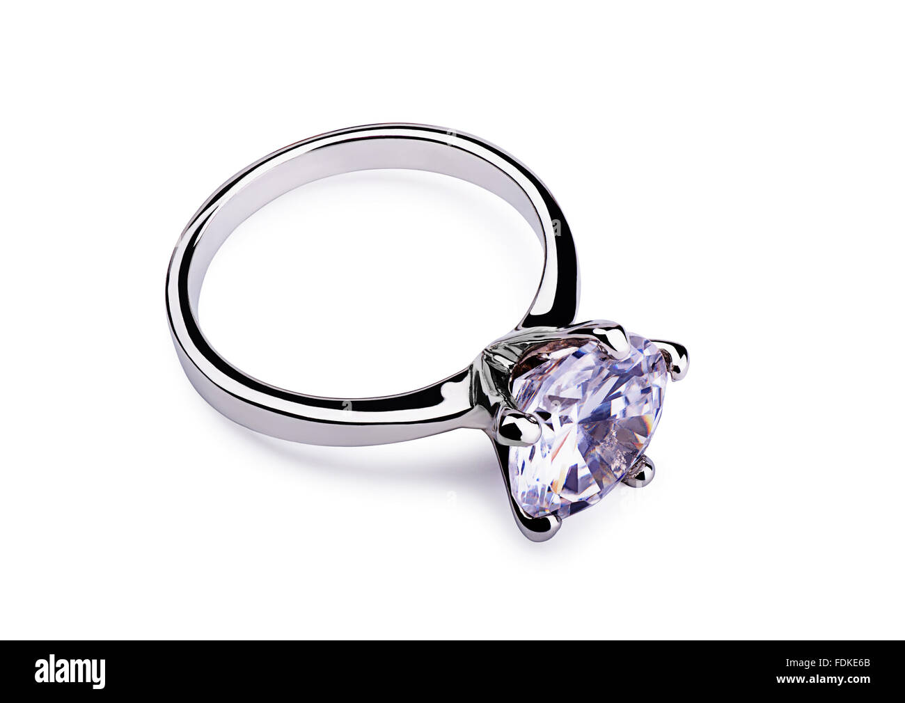 Diamante anello argento isolato su uno sfondo bianco Foto Stock