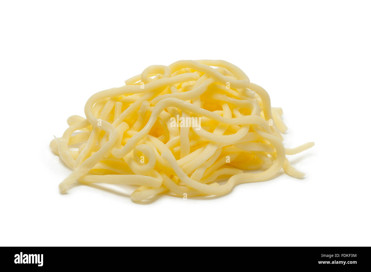 Cumulo di stringhe di formaggio su sfondo bianco Foto Stock