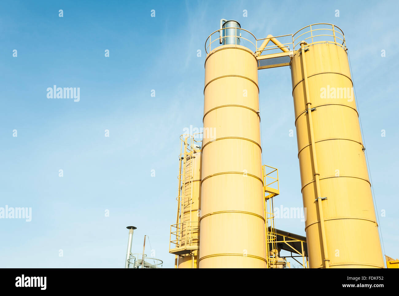 Silos industriali per la produzione di calcestruzzo Foto Stock