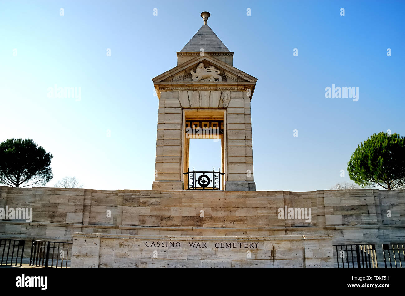 Cassino Commonwealth War Cemetery. I soldati caduti nella battaglia di Montecassino durante la Seconda guerra mondiale vi sono sepolti. Ci sono 4,266 tombe di soldati provenienti da Regno Unito, Canada, Australia, Nuova Zelanda, Sud Africa, India, Nepal e Pakistan e un esercito rosso soldato. 284 di essi non sono stati identificati. L'ingresso. Foto Stock