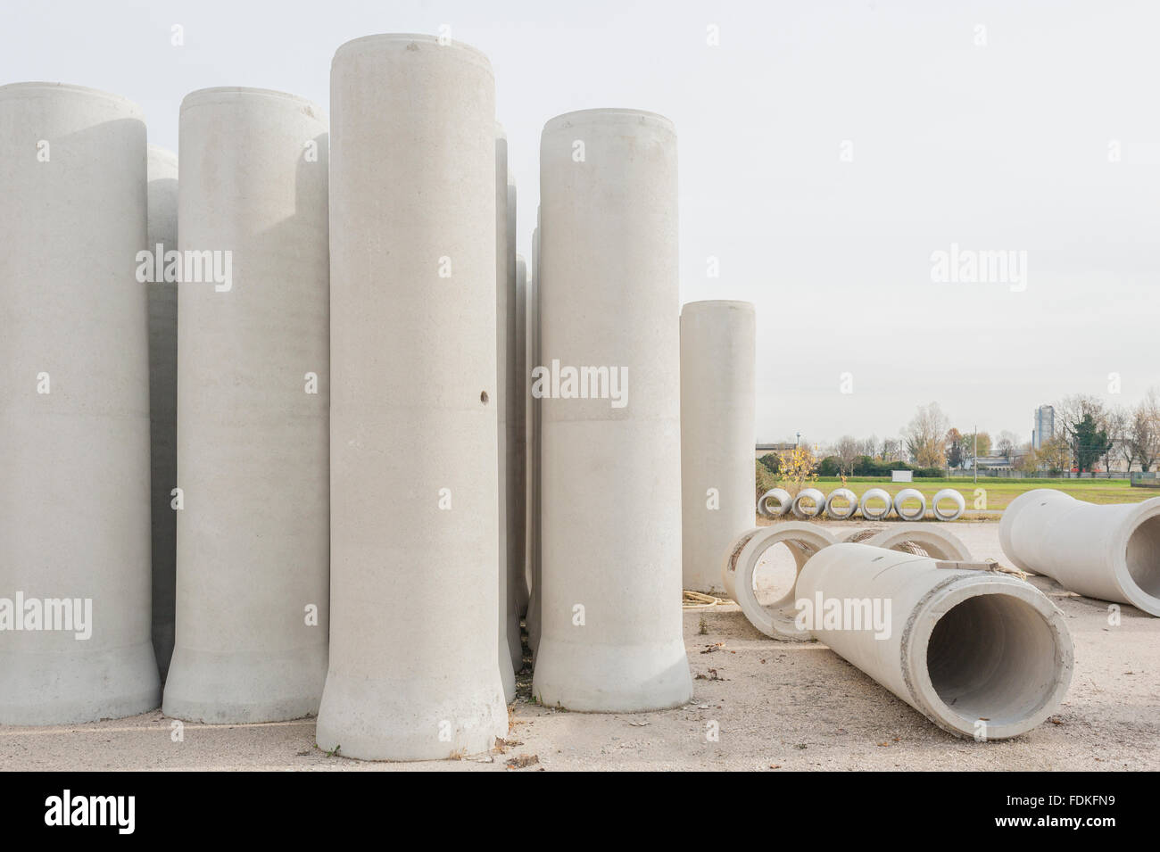 Calcestruzzo tubi di drenaggio per l'edilizia industriale. Foto Stock