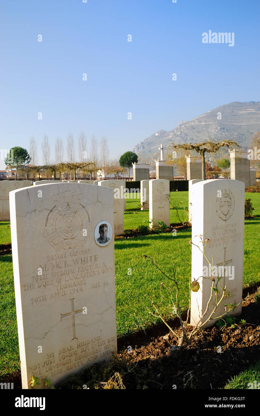 Cassino Commonwealth War Cemetery. I soldati caduti nella battaglia di Montecassino durante la Seconda guerra mondiale vi sono sepolti. Ci sono 4,266 tombe di soldati provenienti da Regno Unito, Canada, Australia, Nuova Zelanda, Sud Africa, India, Nepal e Pakistan e un esercito rosso soldato. 284 di essi non sono stati identificati. Foto Stock