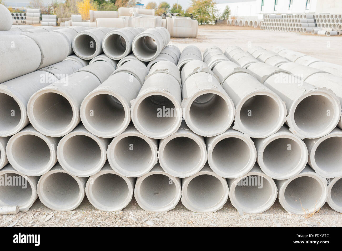 Calcestruzzo tubi di drenaggio per l'edilizia industriale. Foto Stock