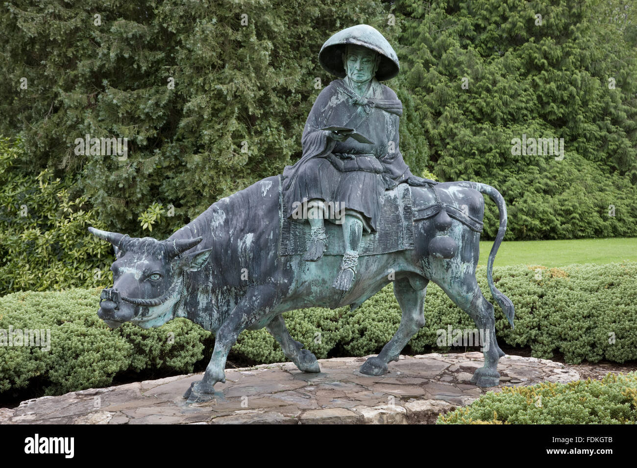 Salvia in bronzo sulla statua di Bull per il sud della casa a Dyffryn Gardens, Vale of Glamorgan. Variamente chiamato Philospher su bull, o mandarino su bull statua. Foto Stock