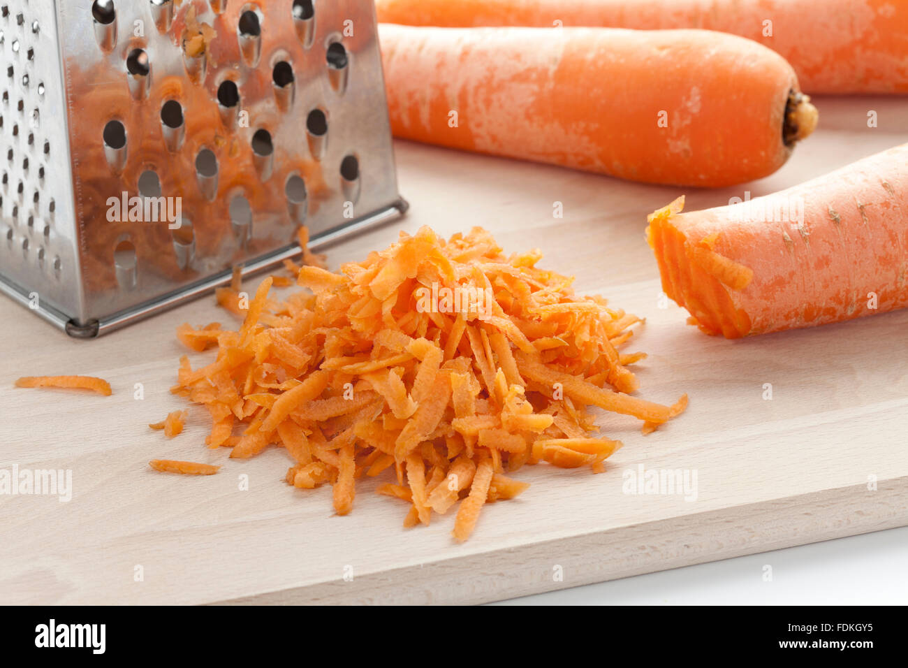Scorza di arancia freschi Carote su una tavola di legno Foto Stock