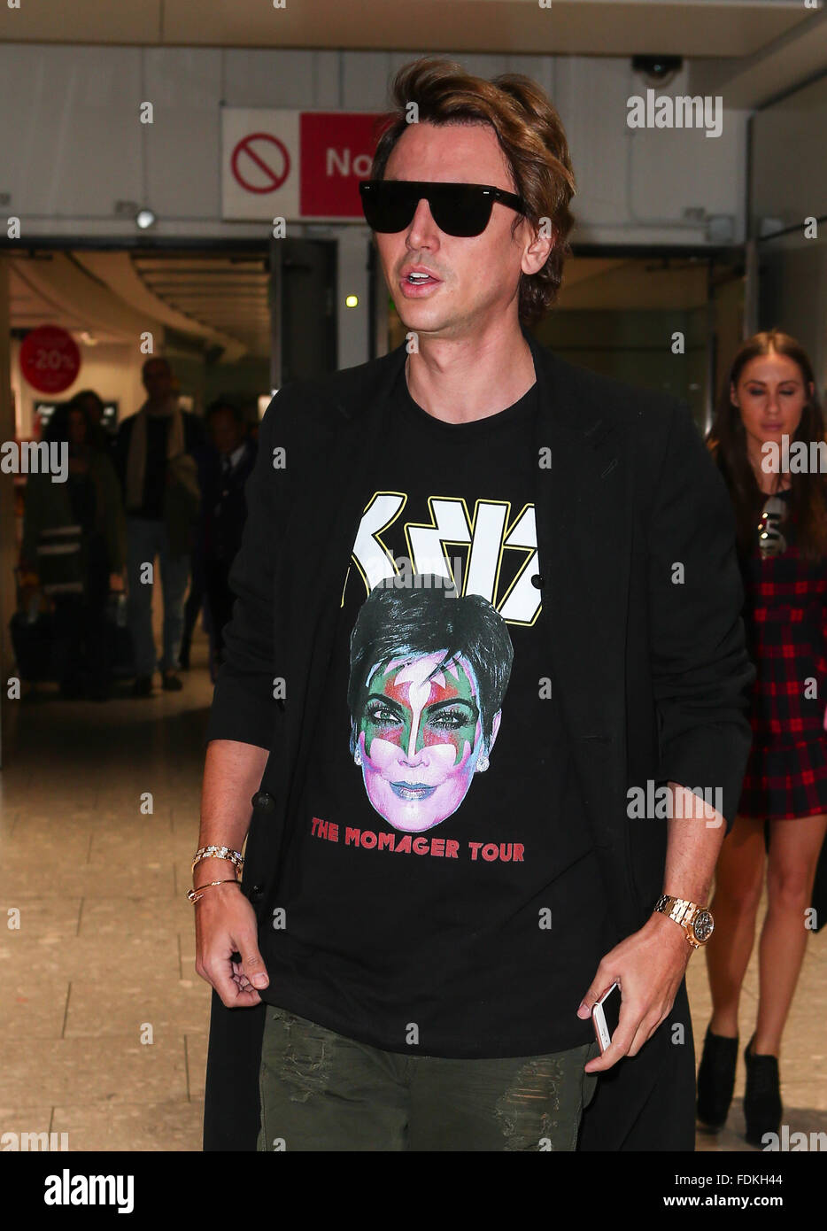 Jonathan Cheban arriva a Heathrow Airport con sua madre Galina e fidanzata Anat Popovsky in anticipo la sua apparizione sul "Grande Fratello 9' dotate di: Jonathan Cheban dove: Londra, Regno Unito quando: 01 Gen 2016 Foto Stock