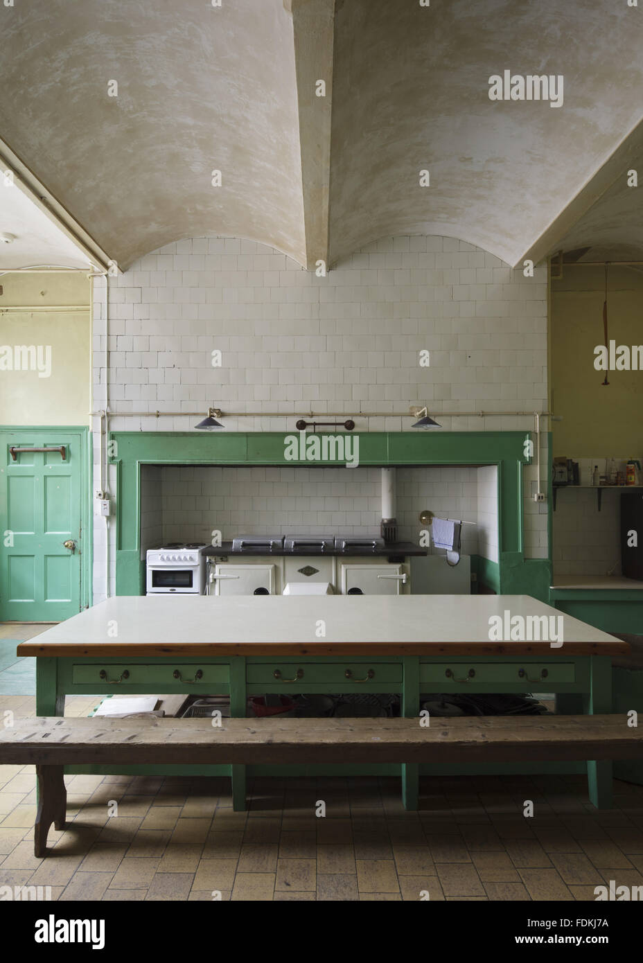 La cucina, che mostra la struttura ignifuga a soffitto Tyntesfield, North Somerset Foto Stock
