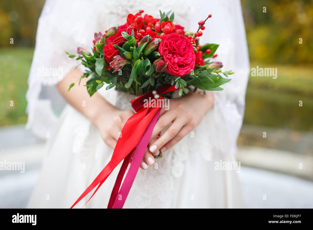 La sposa con un bouquet in autunno Foto Stock